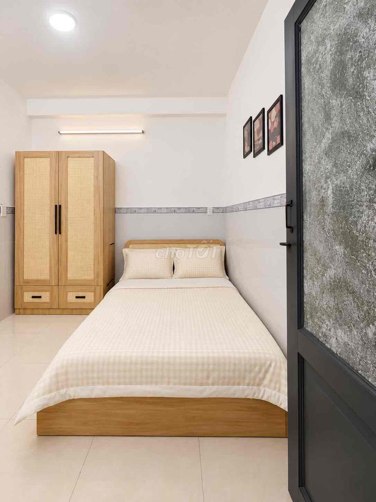 Rent a full interior room near a 11th district shower. Charitable literature.