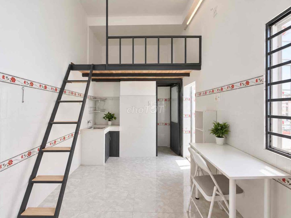 Rent a balcony room near the University of Citizen Celebrity.