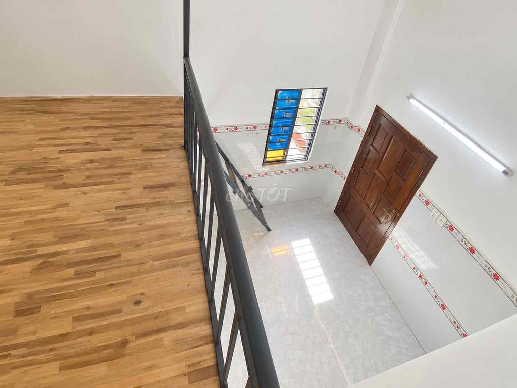 Rent a balcony room near the University of Citizen Celebrity.