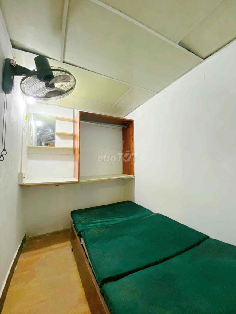 The tenants have the fan room, the air conditioning at Bình Thạnh.