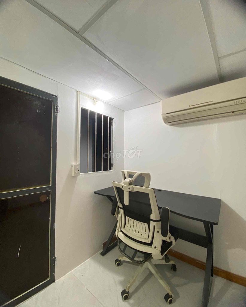 The tenants have the fan room, the air conditioning at Bình Thạnh.