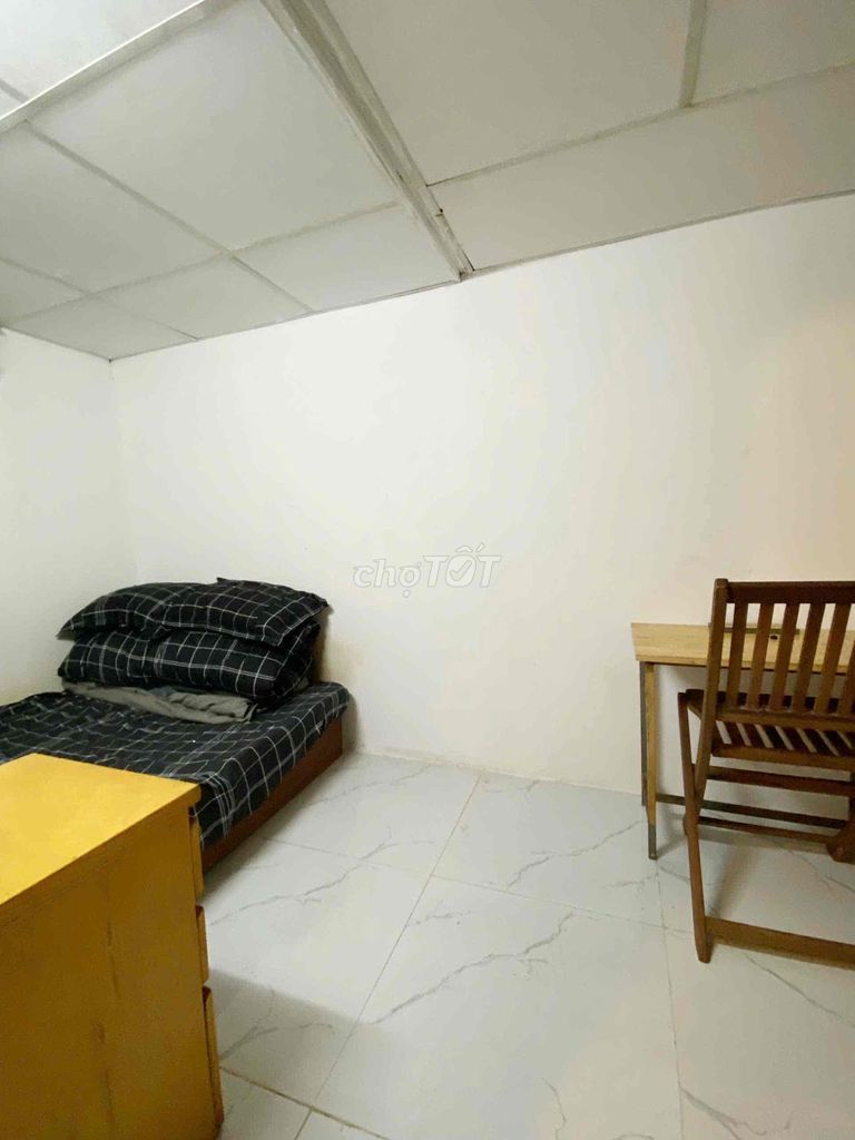 The tenants have the fan room, the air conditioning at Bình Thạnh.