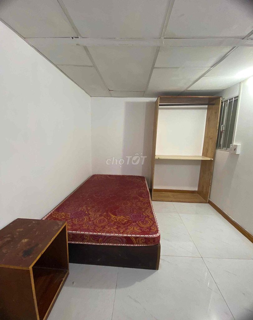 The tenants have the fan room, the air conditioning at Bình Thạnh.
