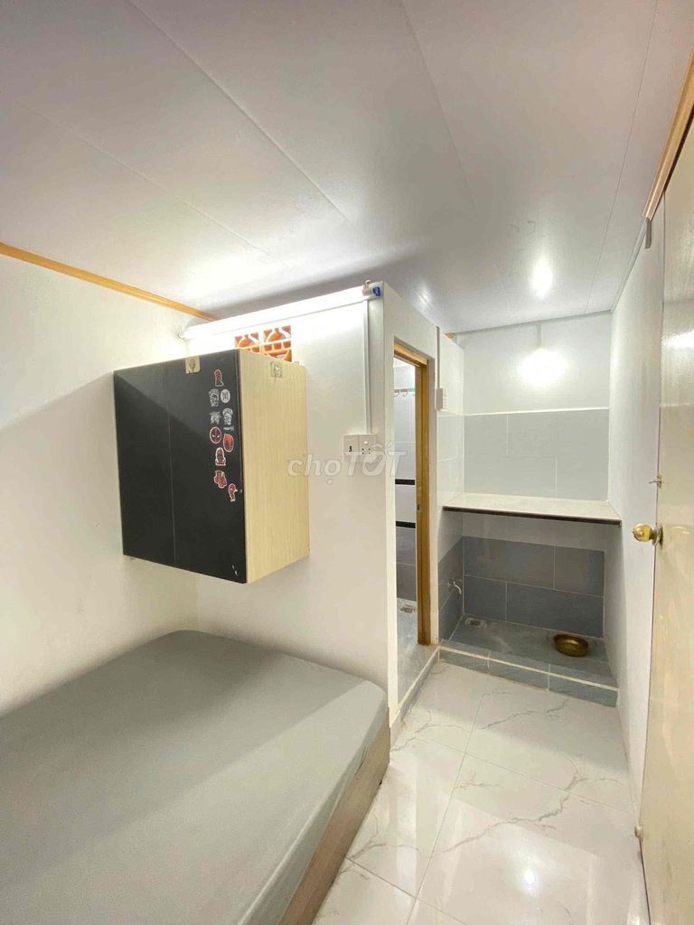 The tenants have the fan room, the air conditioning at Bình Thạnh.