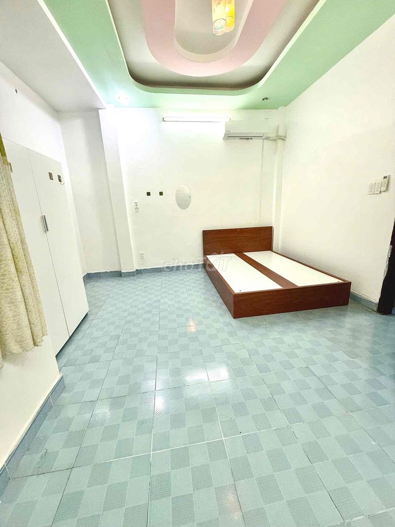 Cheap room, full interior.