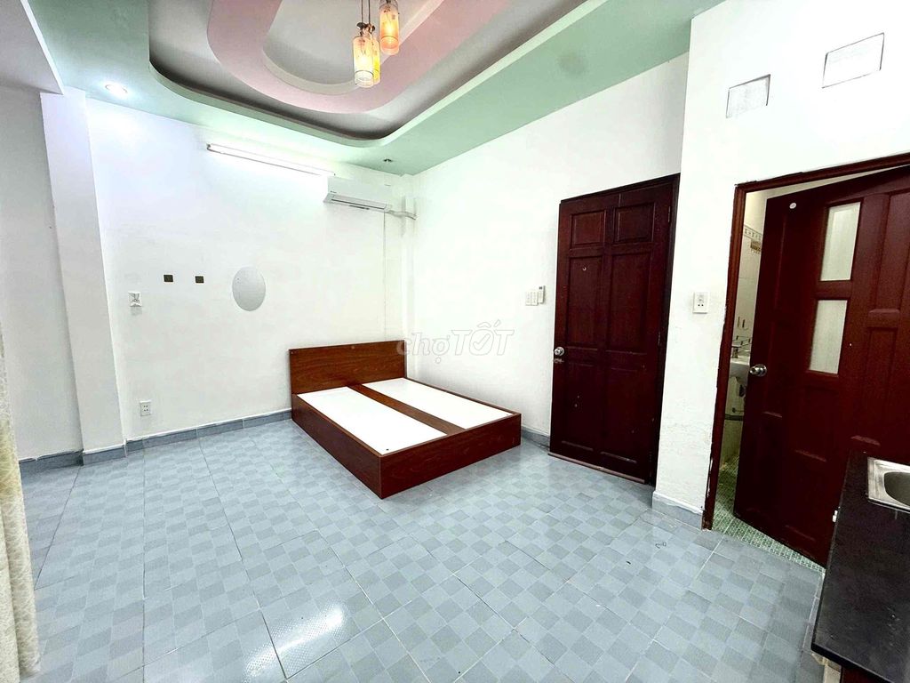 Cheap room, full interior.