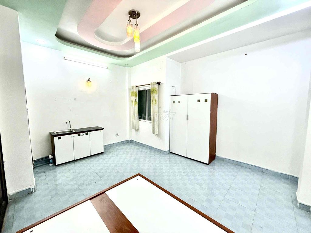 Cheap room, full interior.