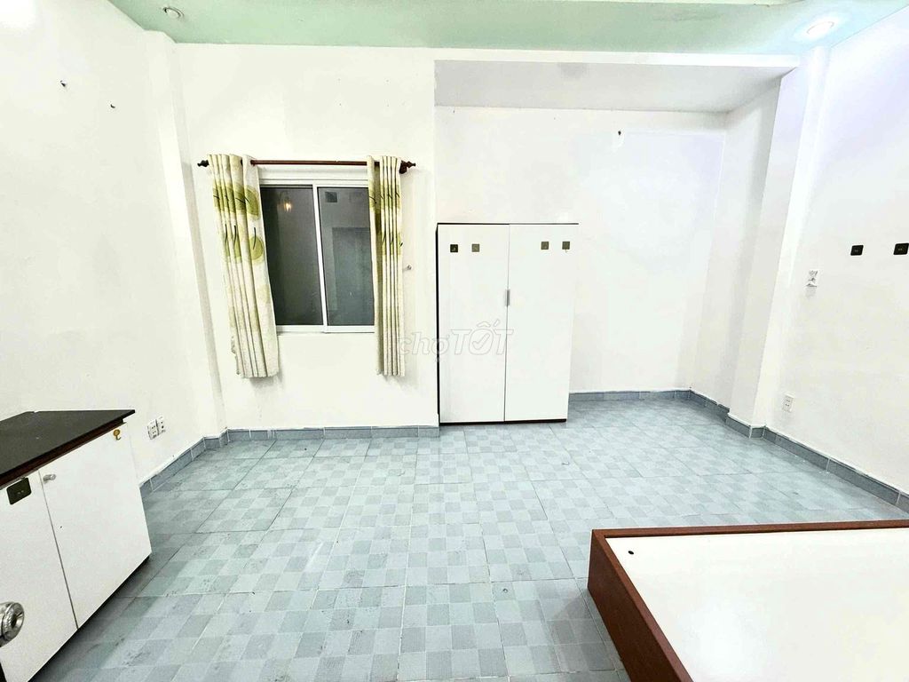 Cheap room, full interior.