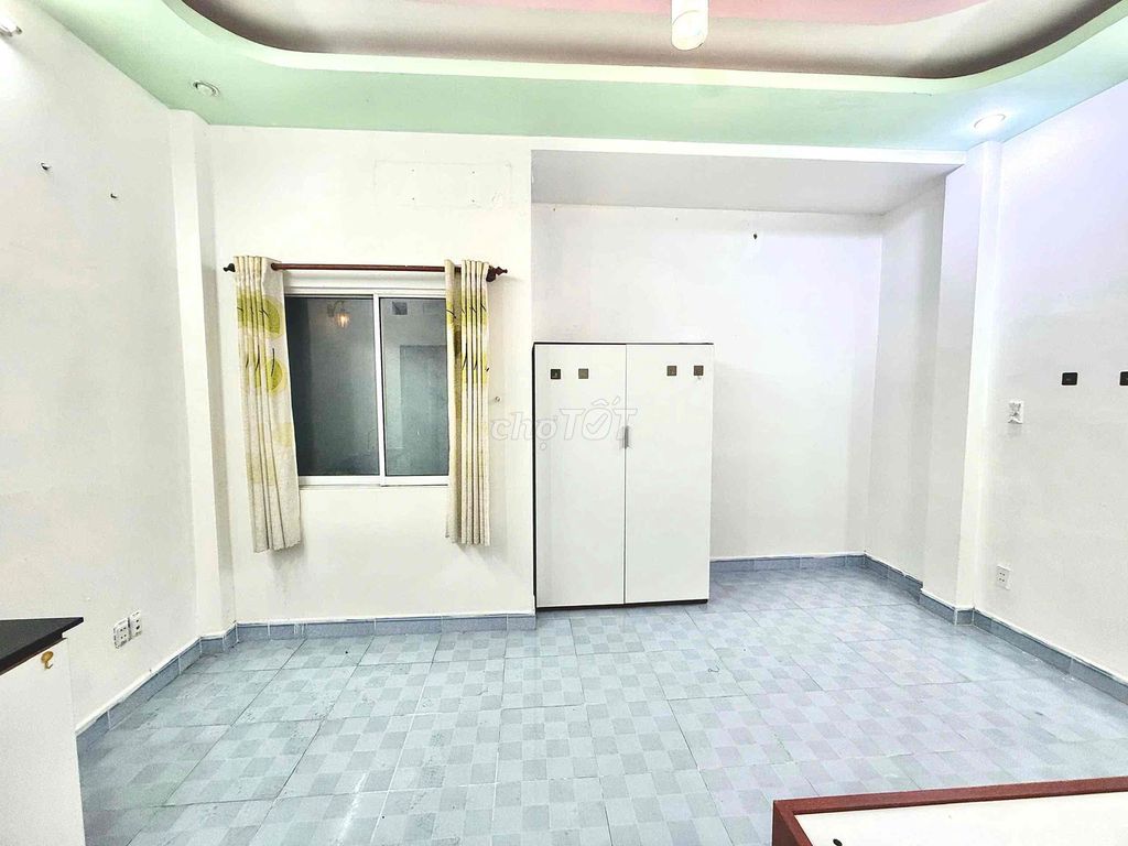Cheap room, full interior.