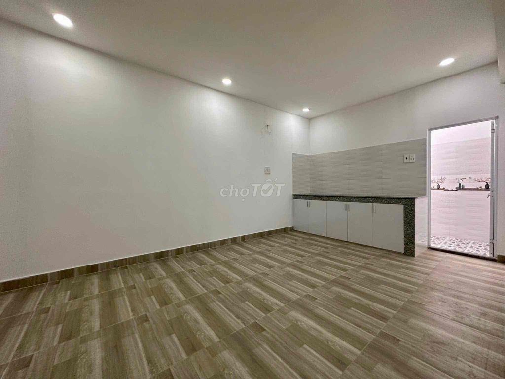 The big studio room. The building's got the elevator. The big kitchen shelf.