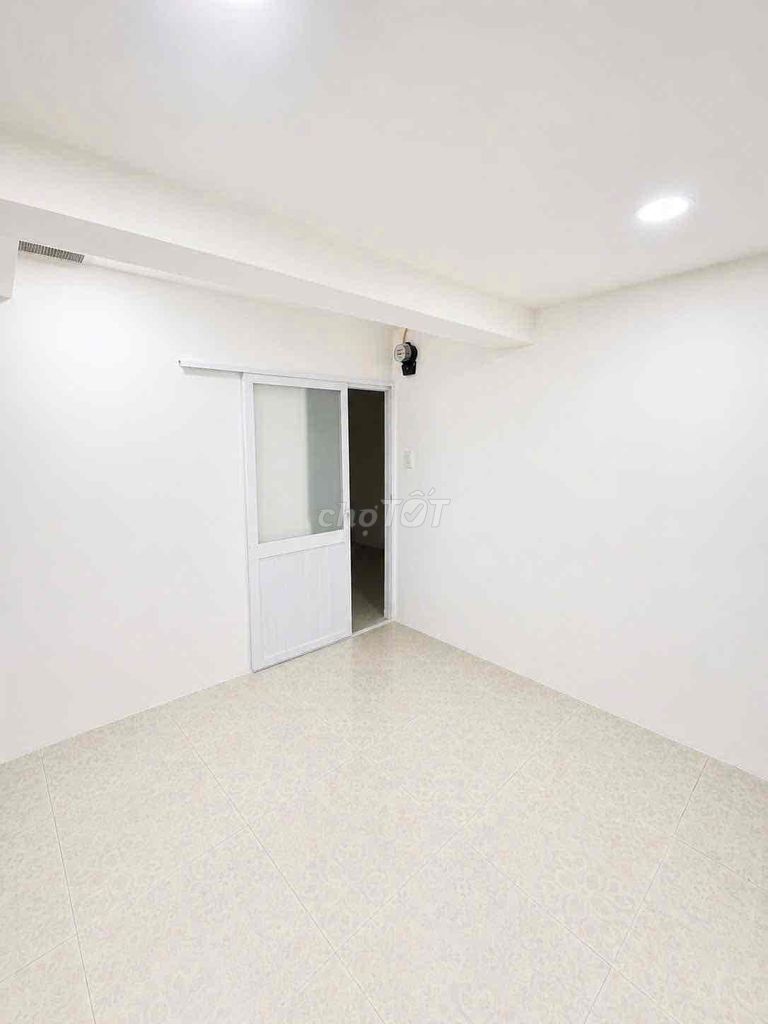 Rent 12 M2-- basement-- 1.5 million a month.