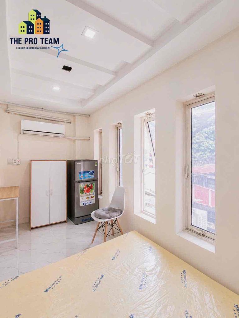 A room full of room in the middle of a very cheap toilet.