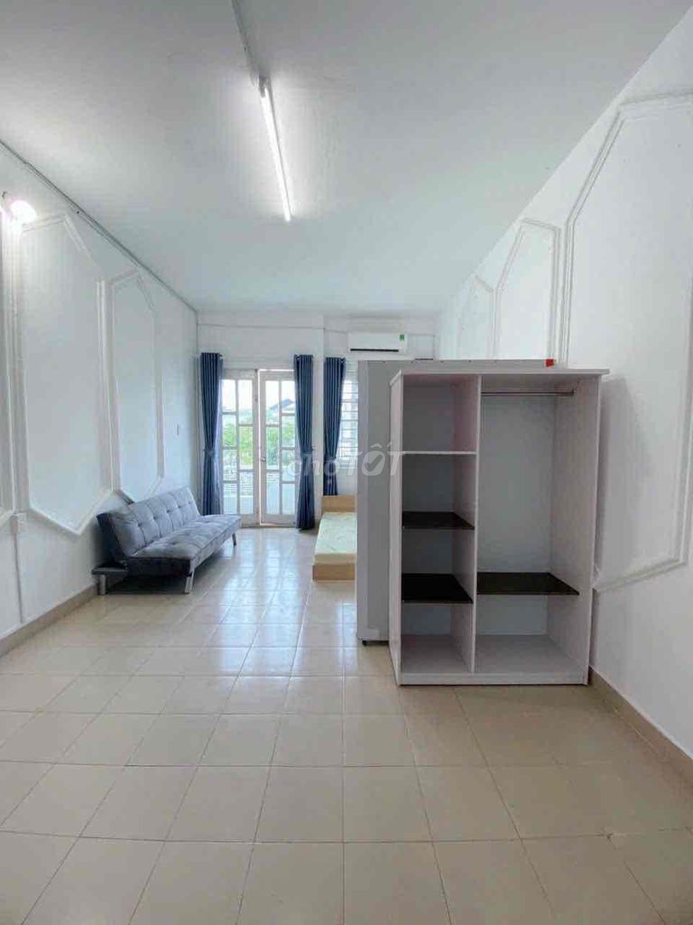 Rent the balcony room wide enough furniture right in the middle of K300.