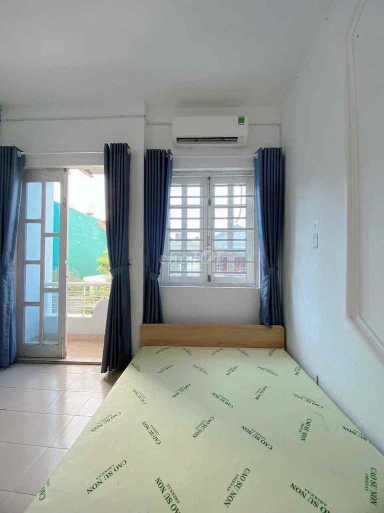 Rent the balcony room wide enough furniture right in the middle of K300.