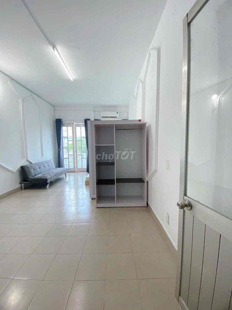 Rent the balcony room wide enough furniture right in the middle of K300.