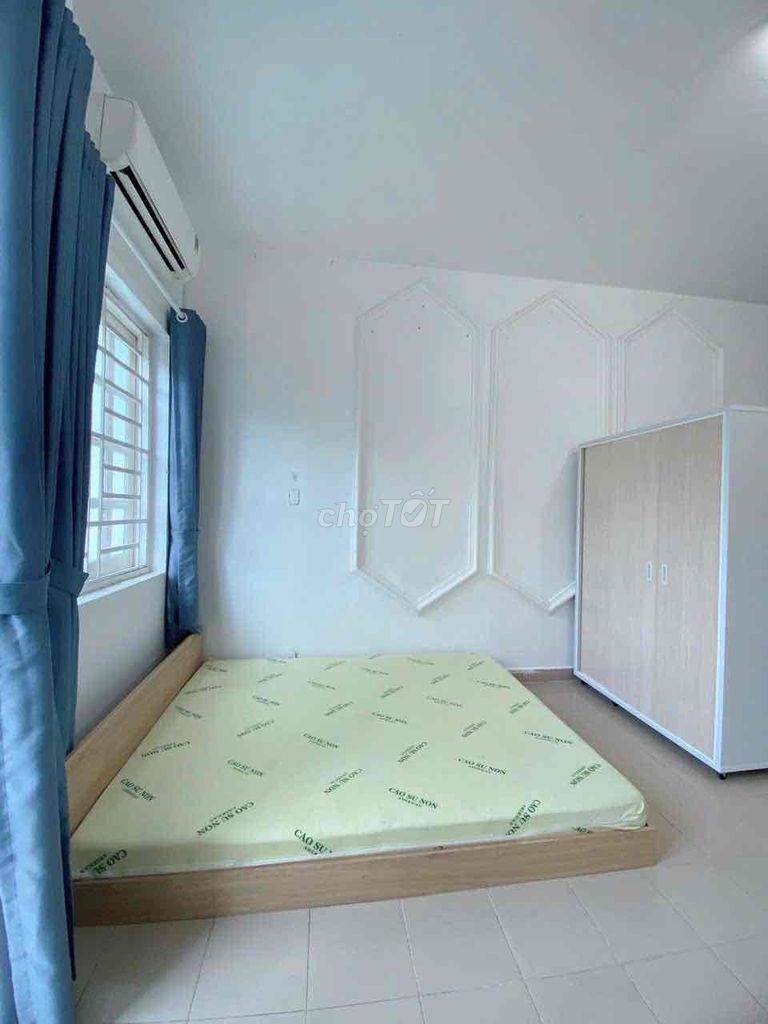 Rent the balcony room wide enough furniture right in the middle of K300.
