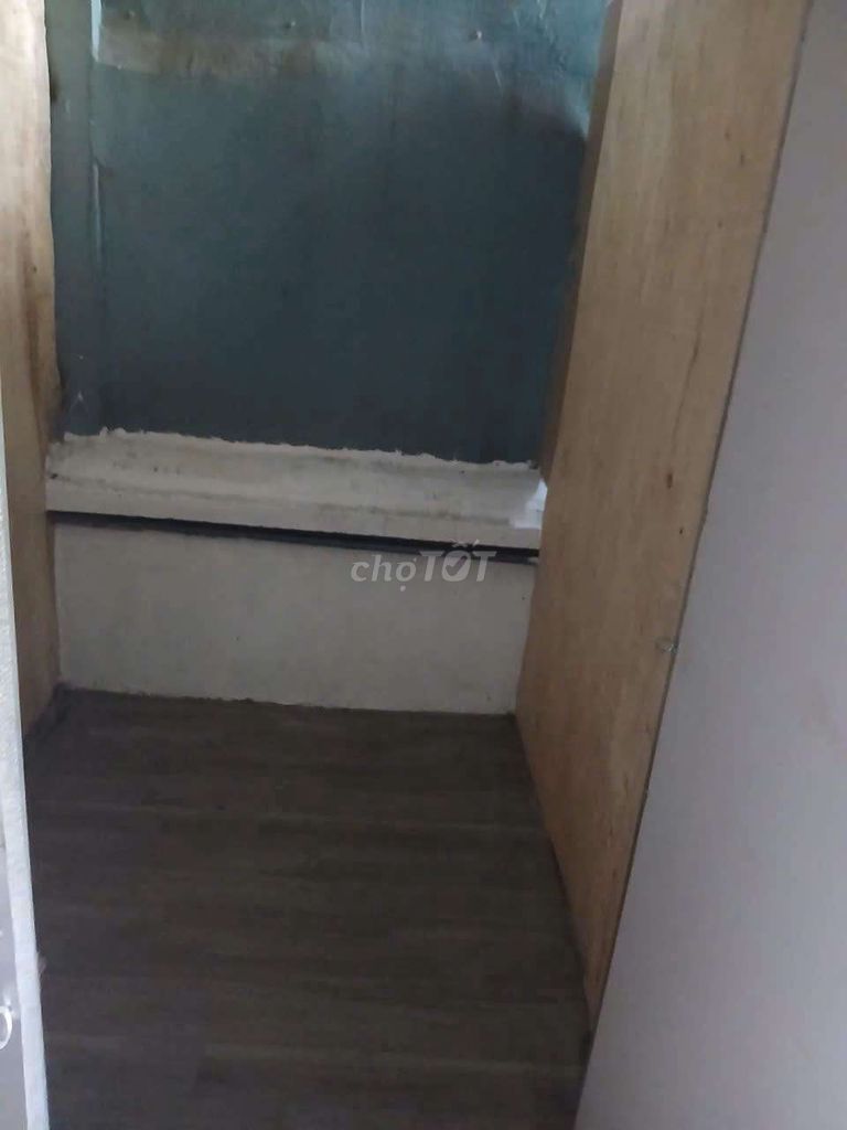 Rent the second floor with nine small rooms.