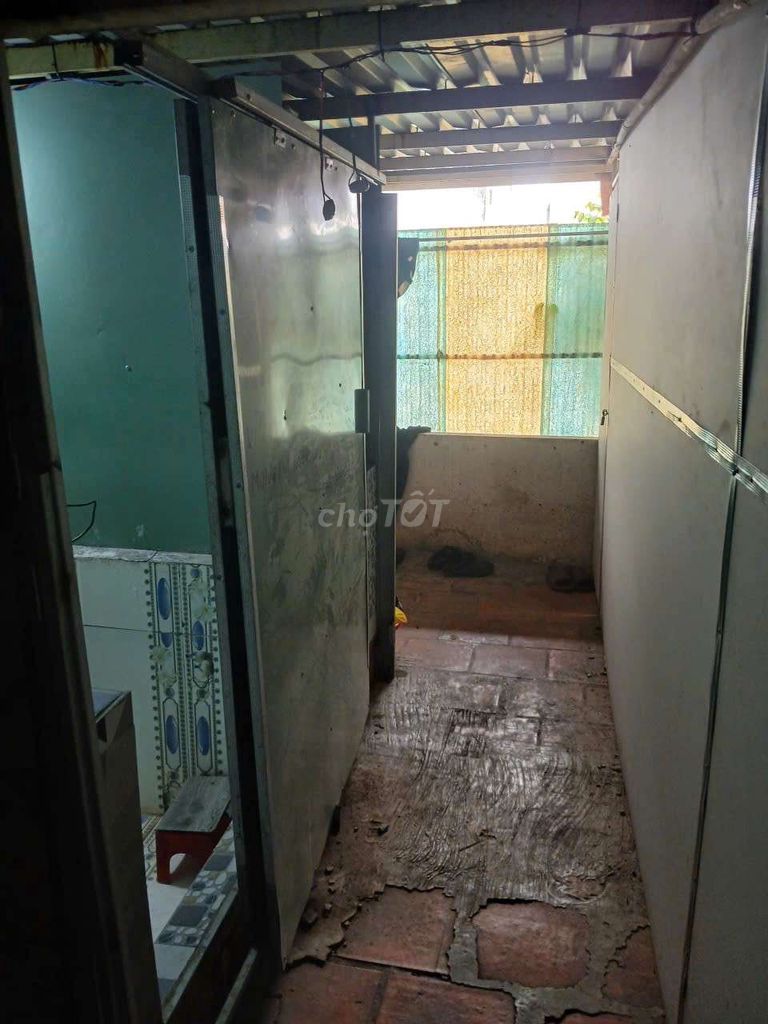 Rent the second floor with nine small rooms.