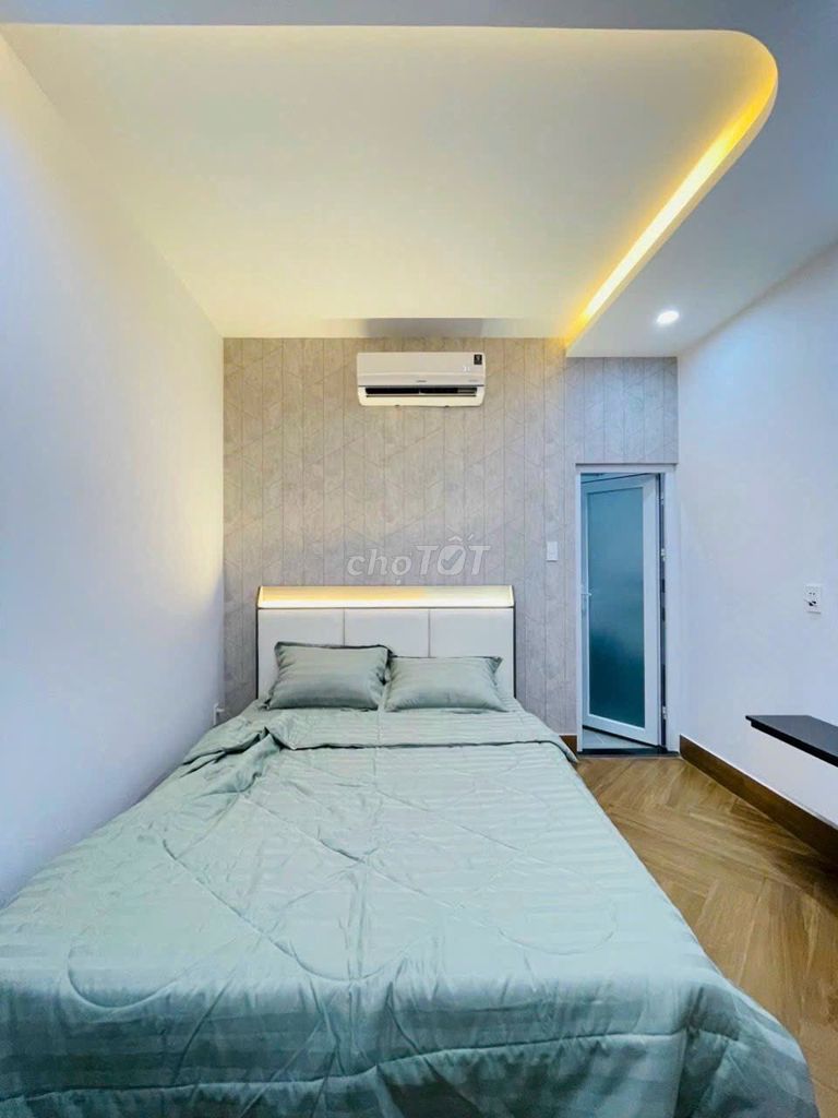 Rent a nice room near the tree park.