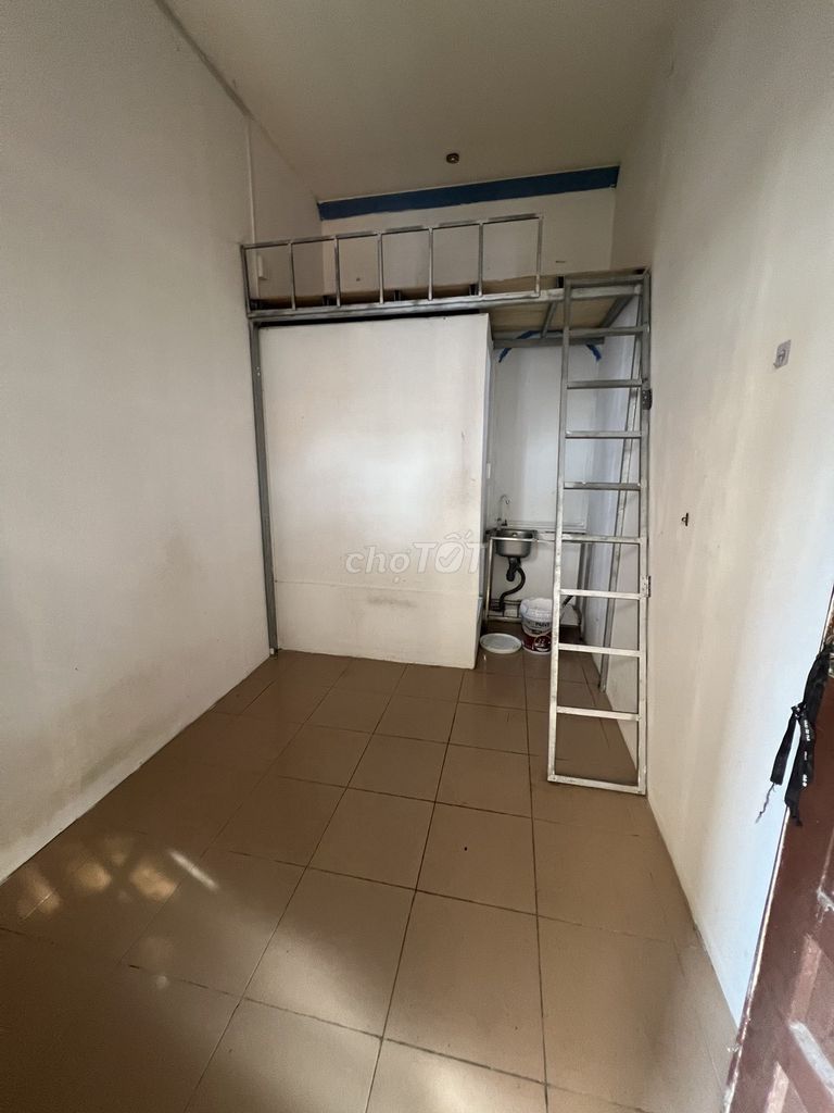 The window room, clean the bathroom, now free by the market.