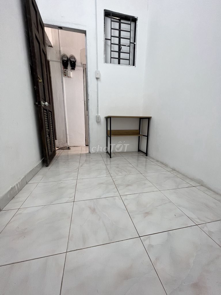The window room, clean the bathroom, now free by the market.