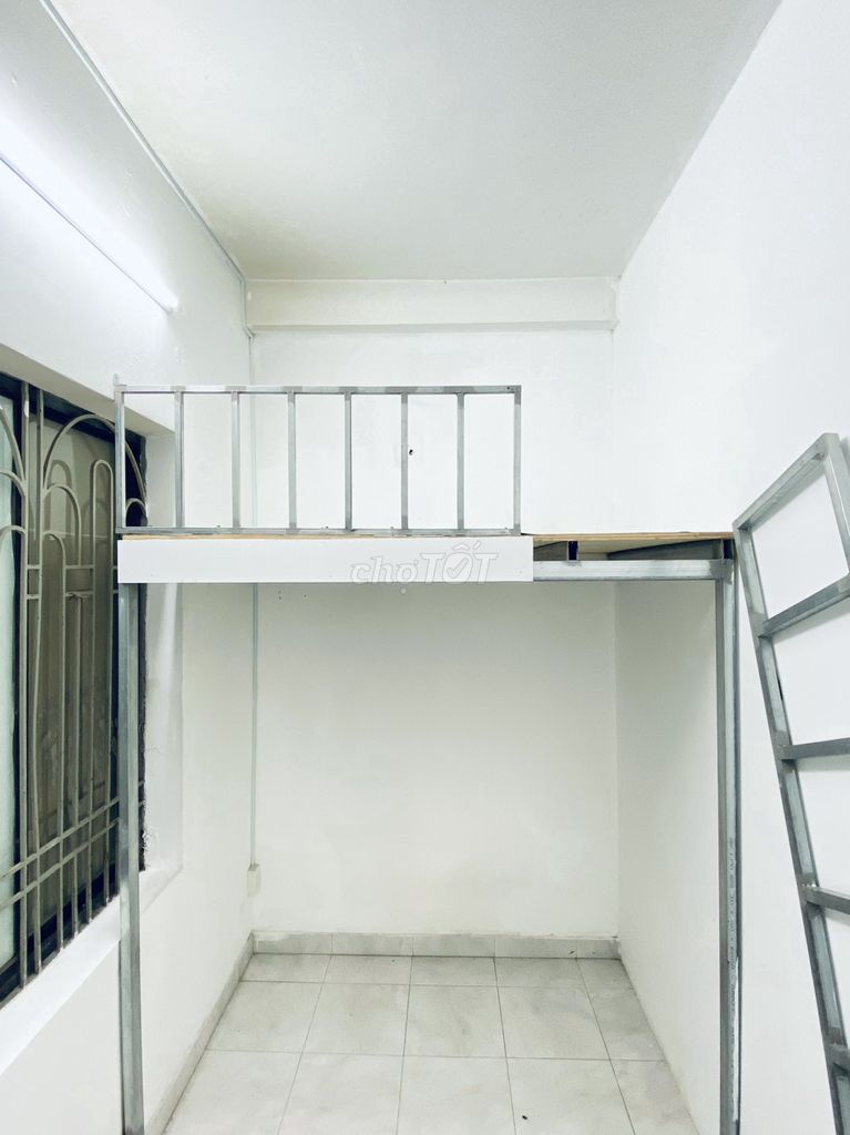 The window room, clean the bathroom, now free by the market.