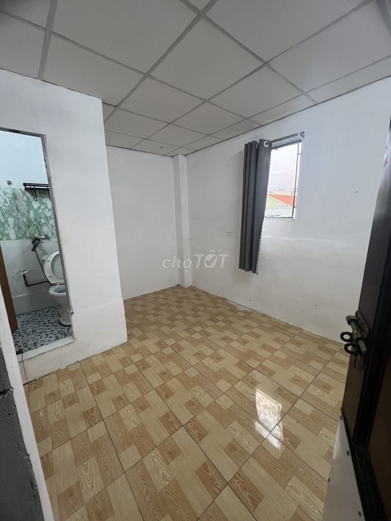 The window room, clean the bathroom, now free by the market.