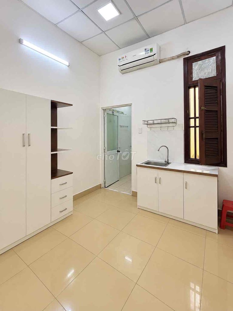 Rent a window studio ready air windows near the commercial university.