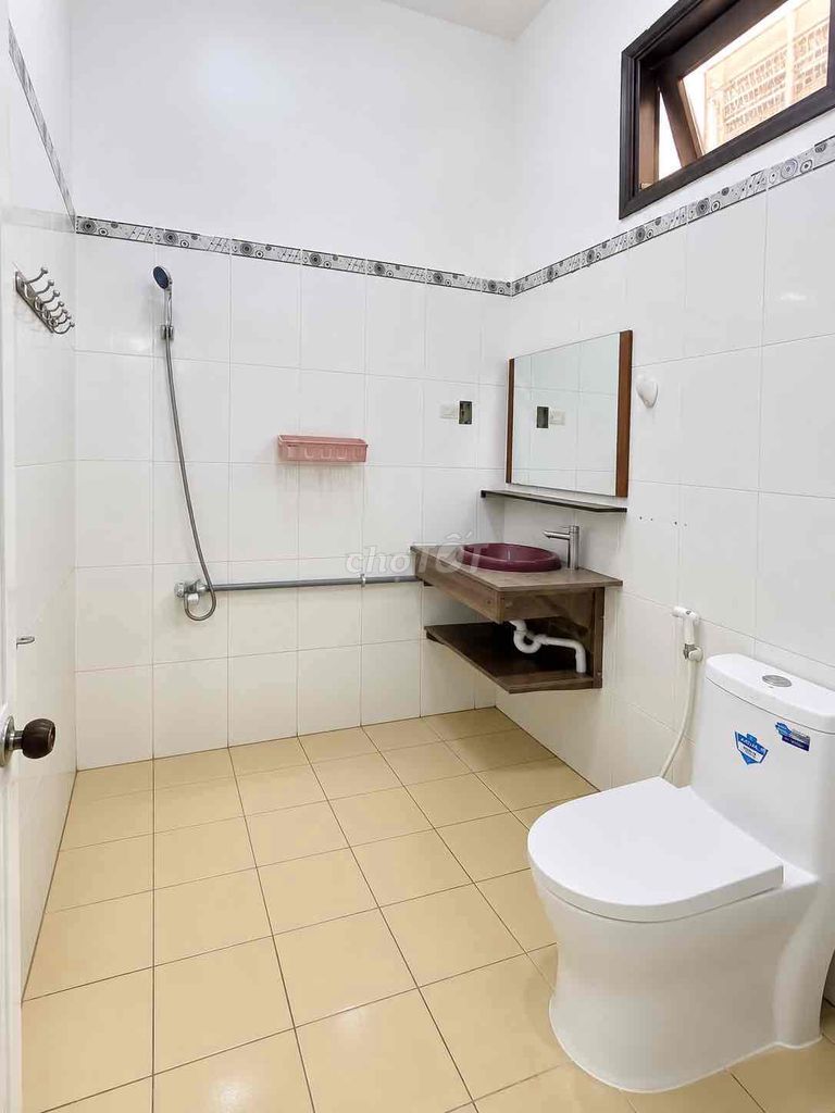 Rent a window studio ready air windows near the commercial university.