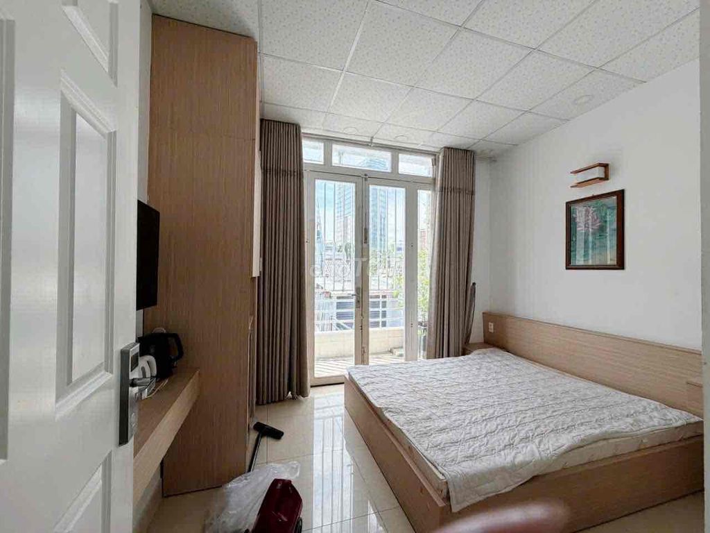 Rent the balcony studio full interior furniture in the heart of District 1.