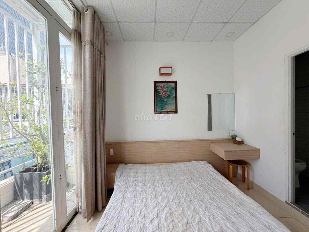 Rent the balcony studio full interior furniture in the heart of District 1.