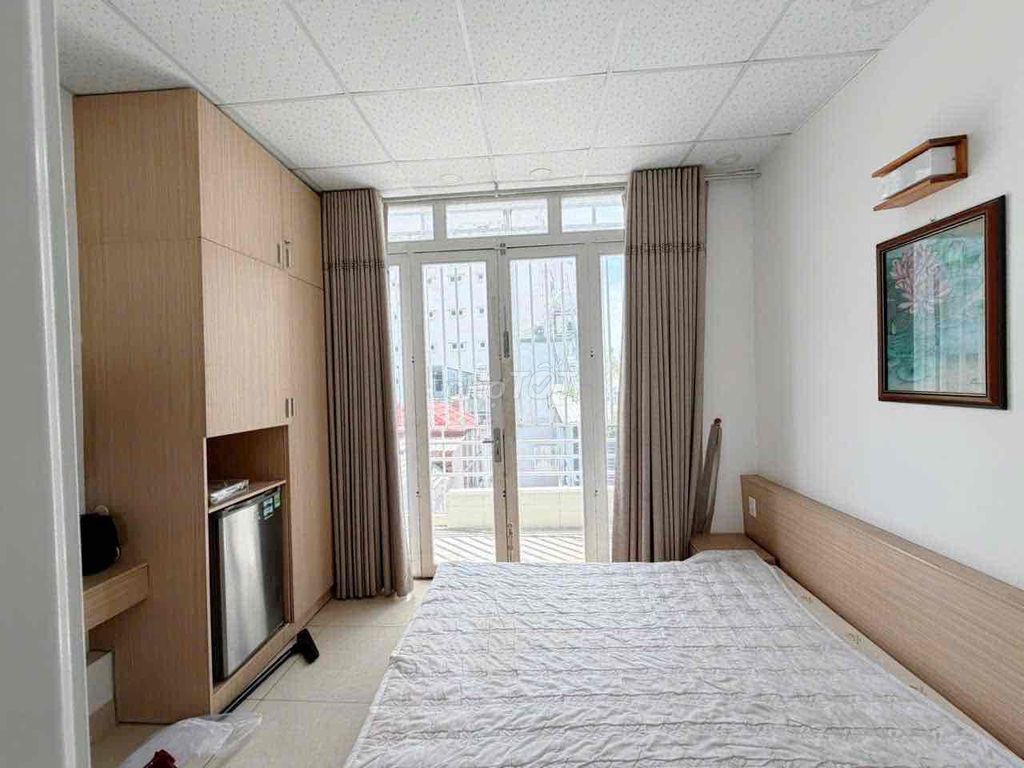 Rent the balcony studio full interior furniture in the heart of District 1.
