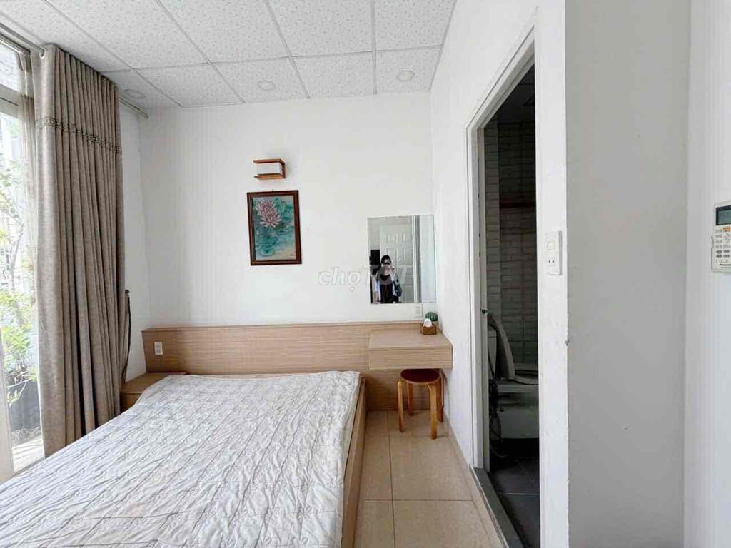 Rent the balcony studio full interior furniture in the heart of District 1.