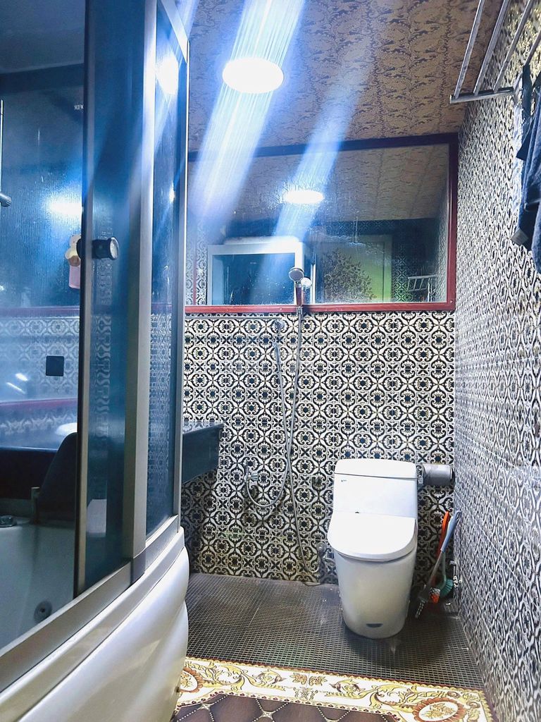 Rent a big room in downtown Tân Bình.
