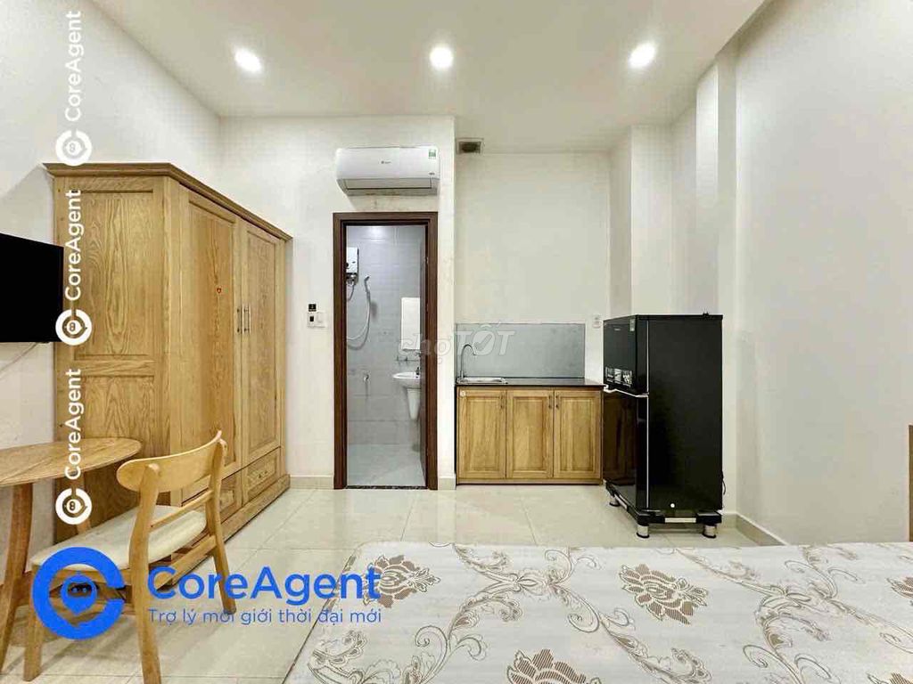 The mini-full interior near the charter college - Bring your suitcase!