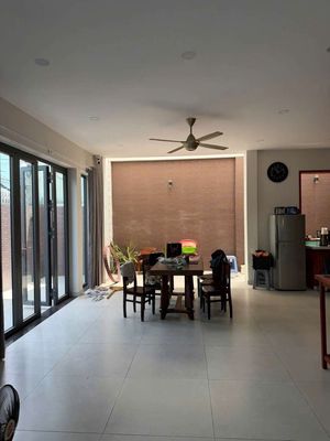 The Zqz villa is a fine new-looking place.