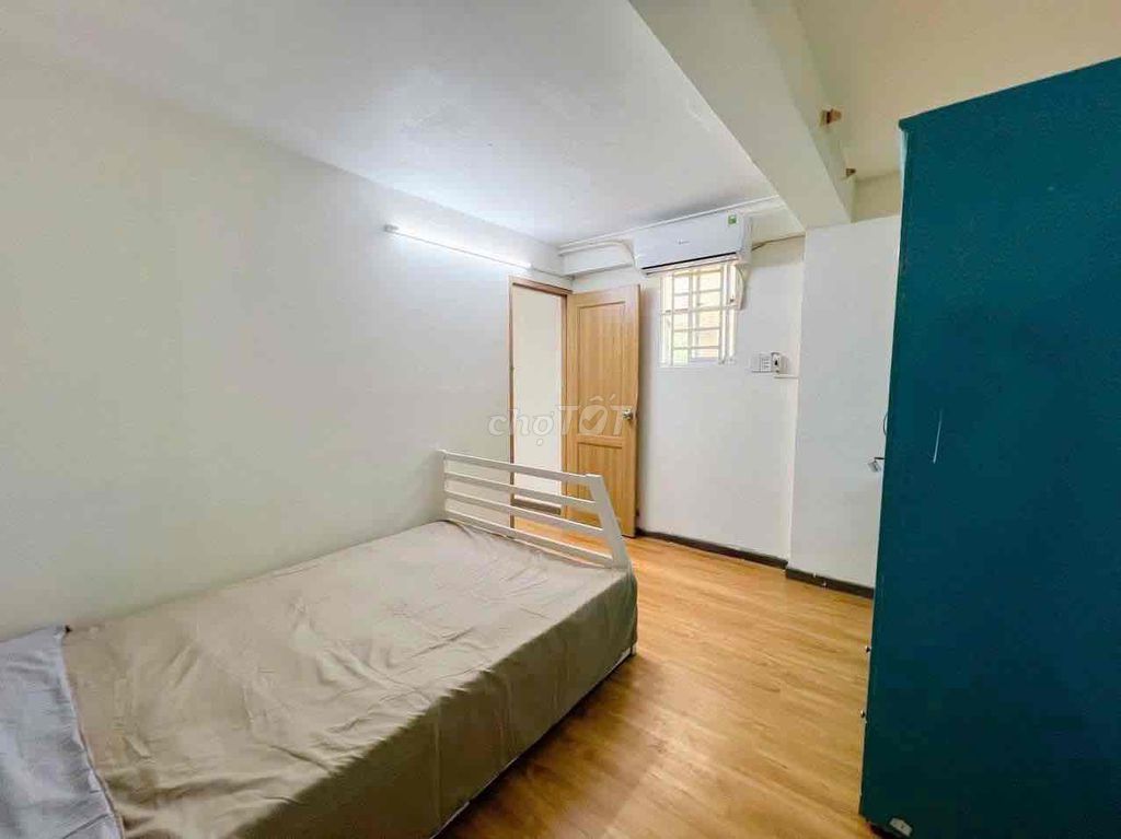 Rent a kitchen room close to the airport.