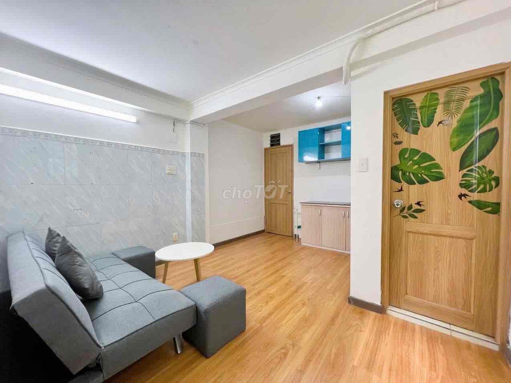 Rent a kitchen room close to the airport.