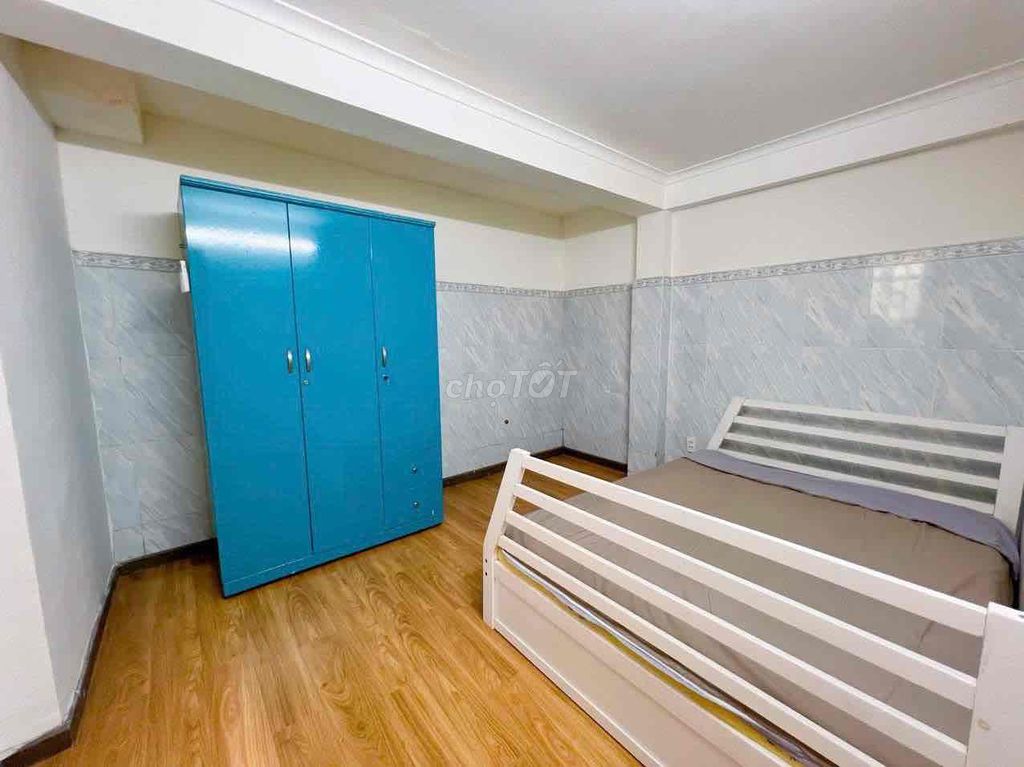 Rent a kitchen room close to the airport.