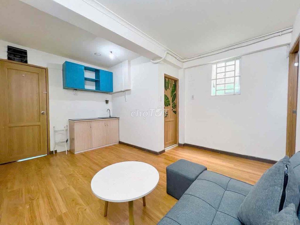 Rent a kitchen room close to the airport.