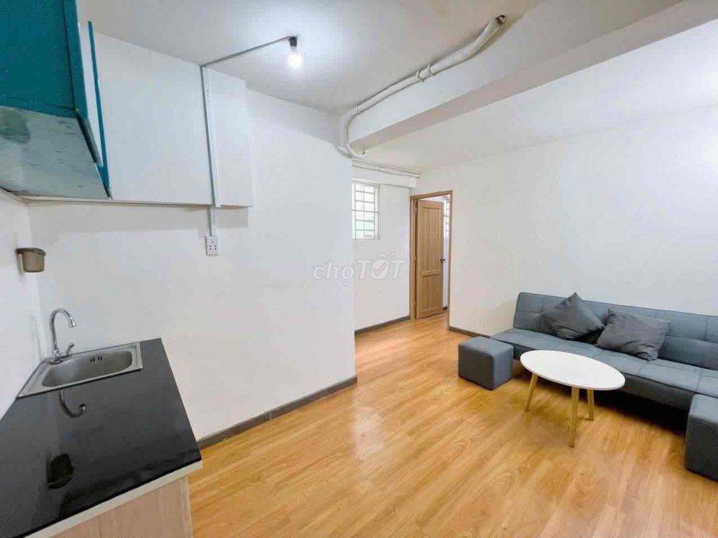 Rent a kitchen room close to the airport.
