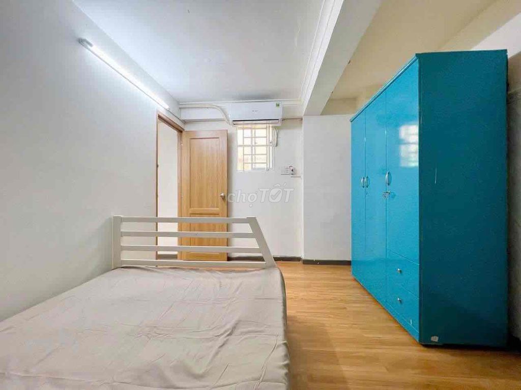 Rent a kitchen room close to the airport.