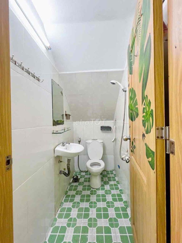 Rent a kitchen room close to the airport.