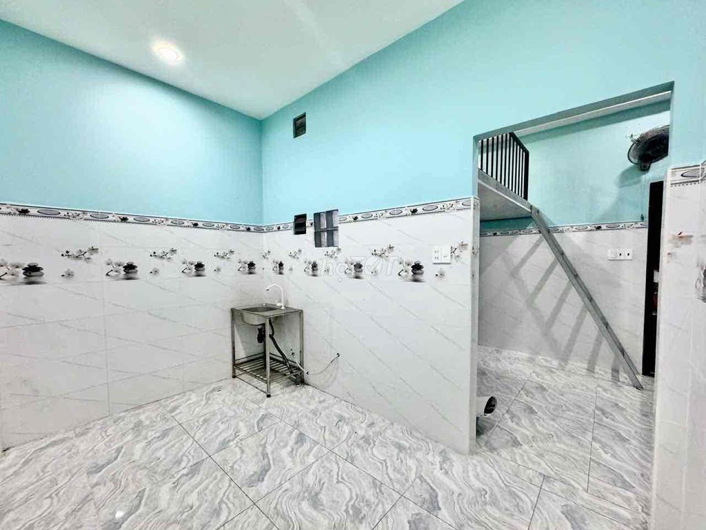 30 meters wide, 30 feet wide, has a basic interior window next to vhu, scurvy, lotion