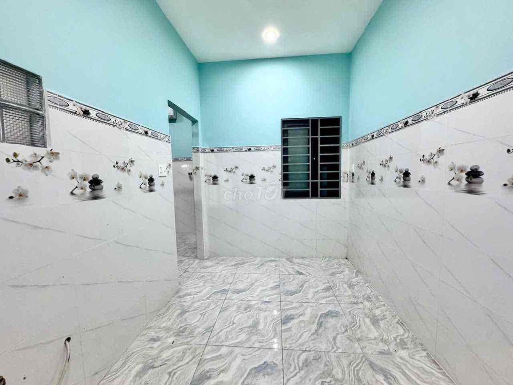 30 meters wide, 30 feet wide, has a basic interior window next to vhu, scurvy, lotion