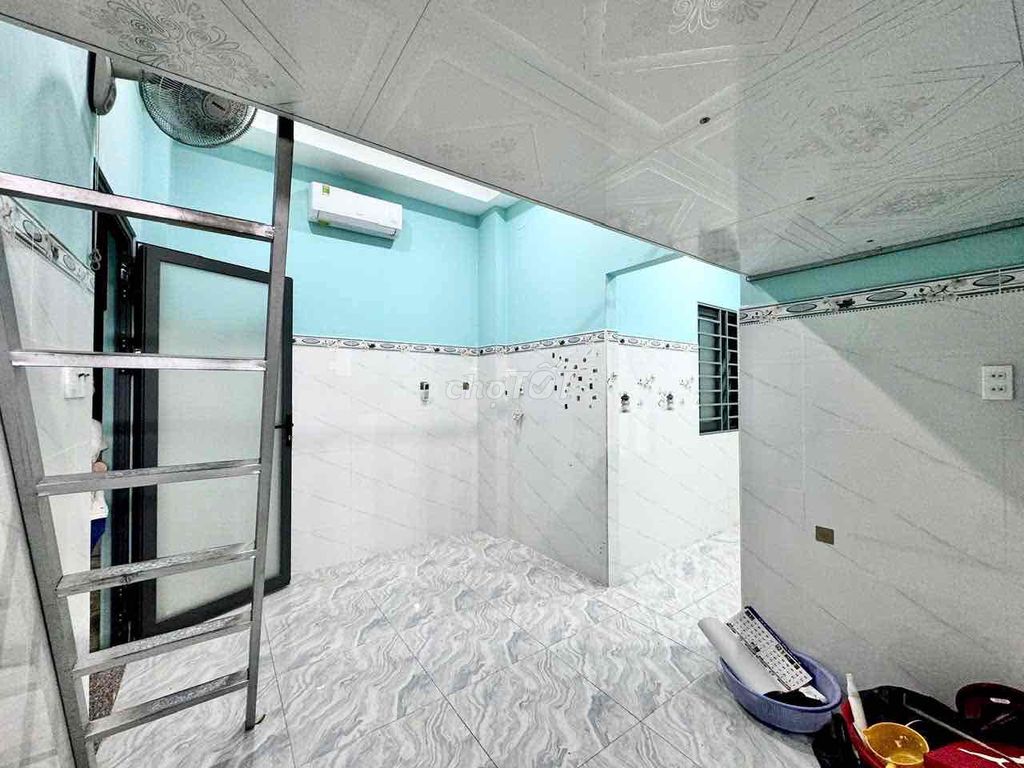30 meters wide, 30 feet wide, has a basic interior window next to vhu, scurvy, lotion
