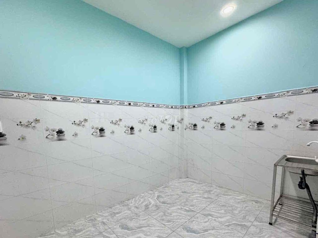 30 meters wide, 30 feet wide, has a basic interior window next to vhu, scurvy, lotion