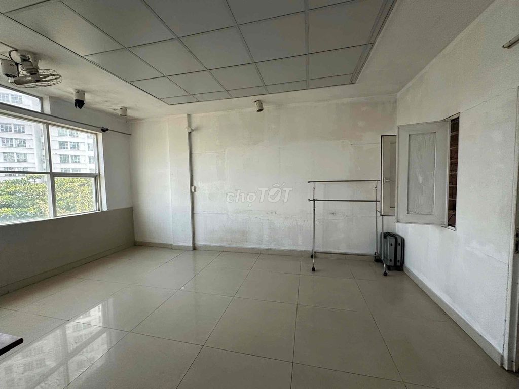 Get men and women to rent rooms in Nguyễn Thị Thập. He's in the 7th district.