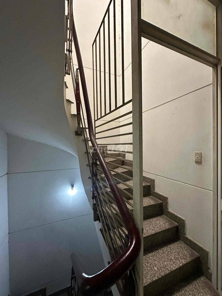 Get men and women to rent rooms in Nguyễn Thị Thập. He's in the 7th district.