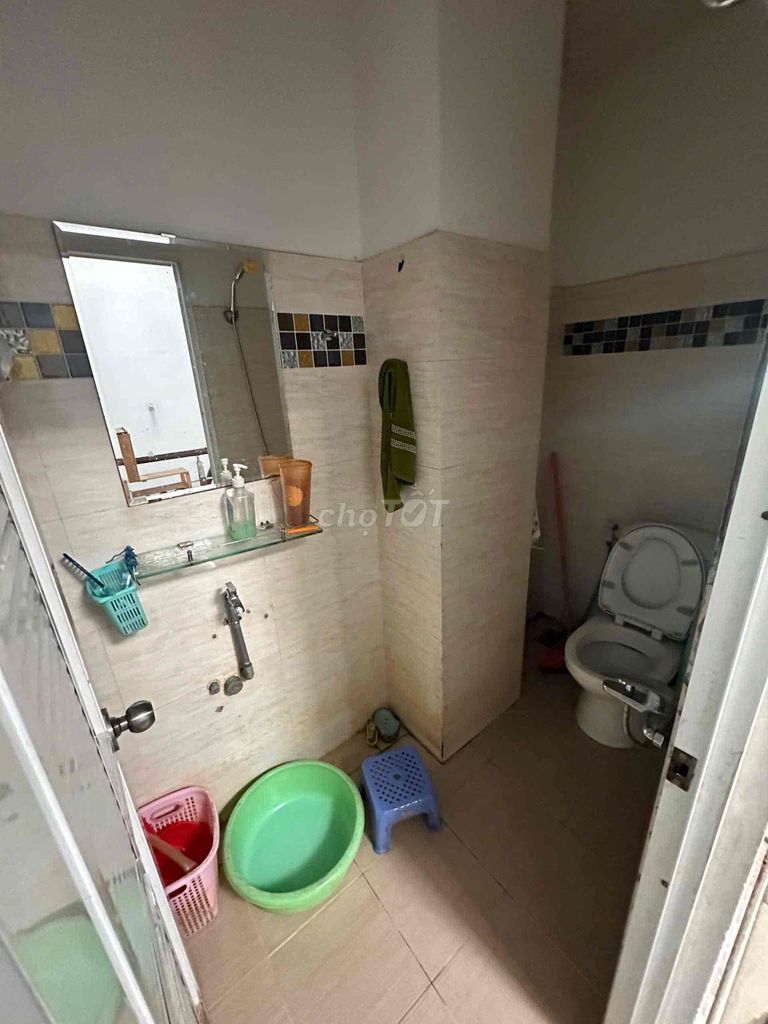 Get men and women to rent rooms in Nguyễn Thị Thập. He's in the 7th district.